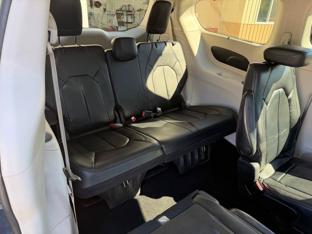 Used 2019 Chrysler Pacifica Touring-L FWD image 18