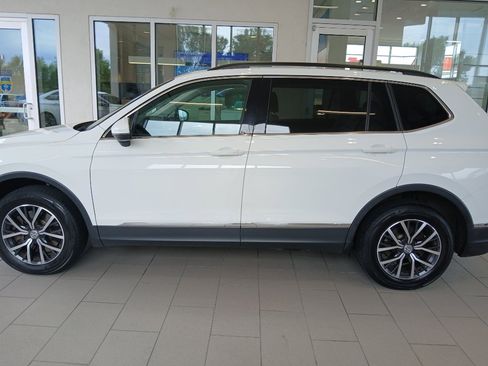Used 2020 Volkswagen Tiguan SE w/ Panoramic Sunroof Package FWD image 2