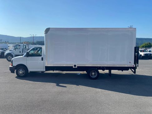 Used 2017 Chevrolet Express 4500 Extended RWD image 3