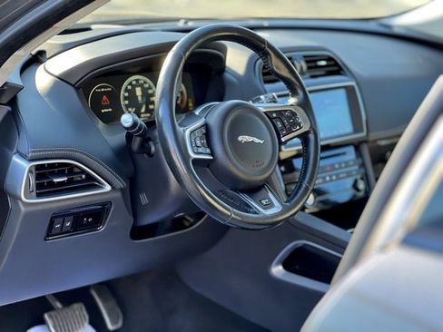 Used 2017 Jaguar F-PACE R-Sport image 11
