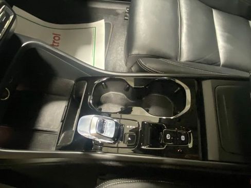 Certified 2025 Volvo XC40 B5 Plus image 27