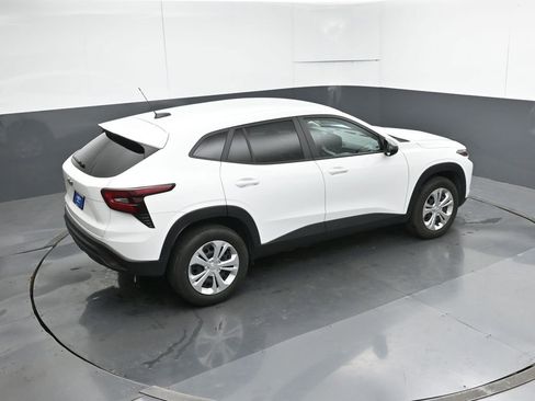 Used 2025 Chevrolet Trax LS image 46