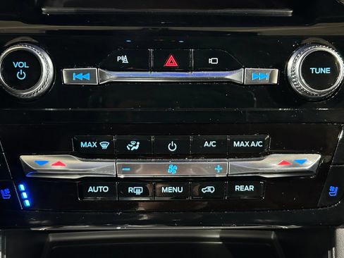 Used 2022 Ford Explorer Limited w/ Equipment Group 301A AWD/4WD image 97