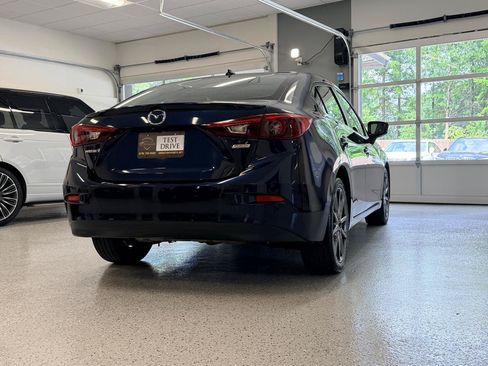 Used 2018 MAZDA MAZDA3 Grand Touring w/ Premium Equipment Package FWD image 8