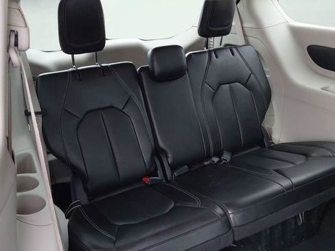 Used 2024 Chrysler Pacifica Touring-L FWD image 17