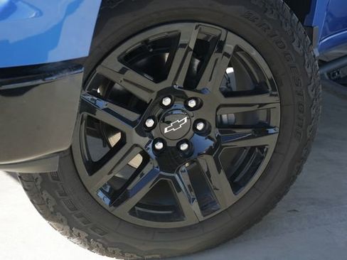 Used 2025 Chevrolet Silverado 1500 LT Trail Boss w/ Convenience Package II image 2