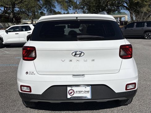 Used 2023 Hyundai Venue SEL image 11
