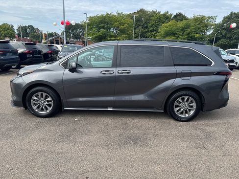 Used 2025 Toyota Sienna XLE w/ XLE Plus Package AWD/4WD image 4