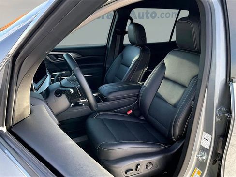 Used 2025 Chevrolet Traverse LT image 23