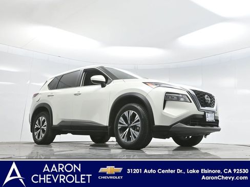 Used 2023 Nissan Rogue SV image 2