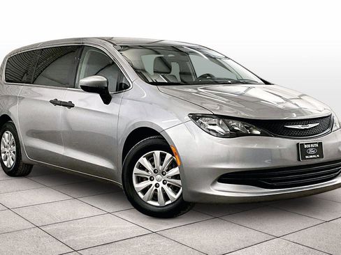 Used 2020 Chrysler Voyager L image 2