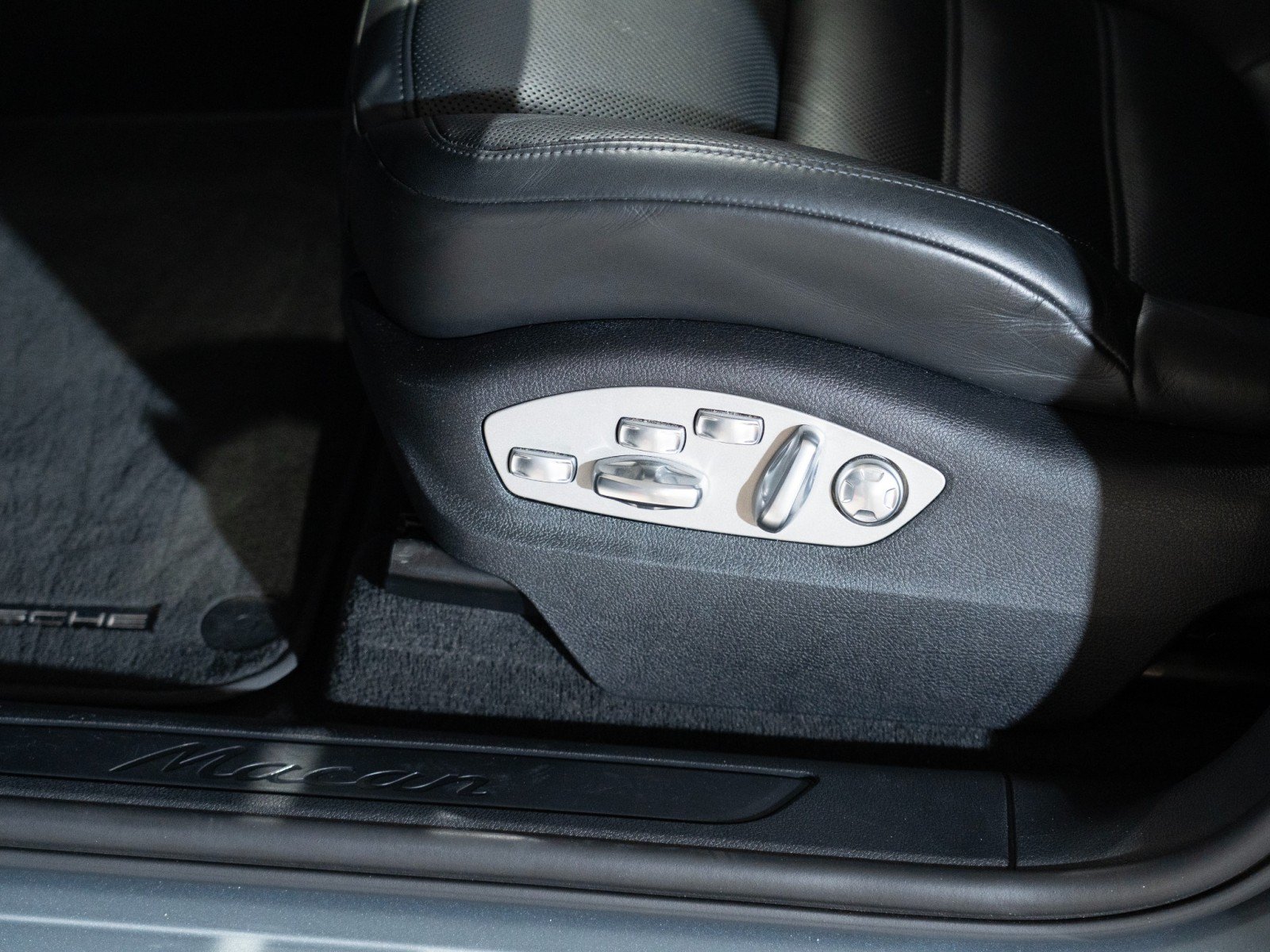 Certified 2023 Porsche Macan AWD/4WD image 13