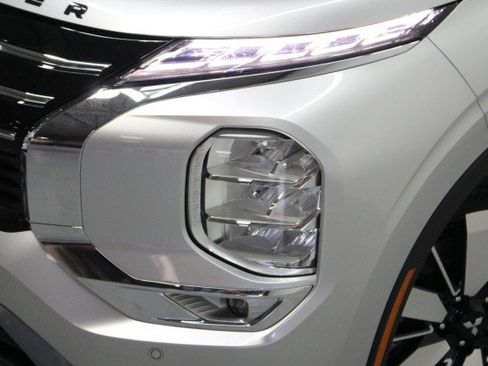 New 2026 Mitsubishi Outlander SE image 2