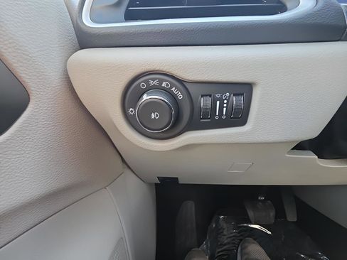 Used 2024 Chrysler Pacifica Touring-L image 23