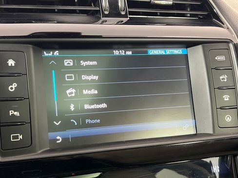 Used 2017 Jaguar F-PACE Premium image 33