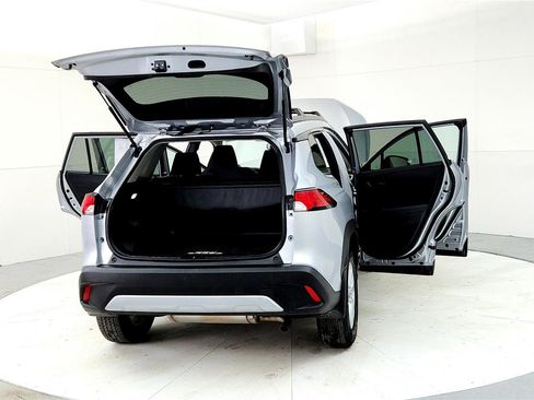 Certified 2023 Toyota Corolla Cross LE w/ Moonroof Package image 11