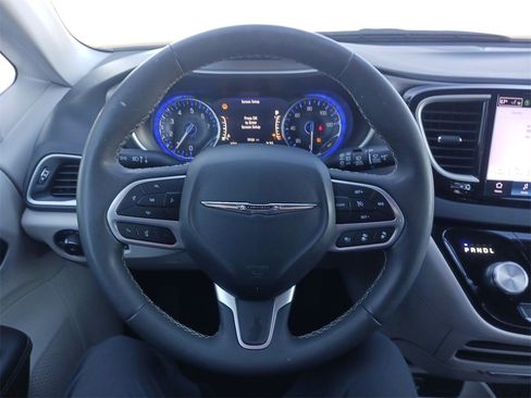 Used 2023 Chrysler Pacifica Touring-L image 17