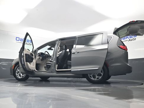 Used 2023 Chrysler Pacifica Limited image 62