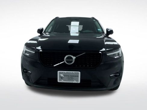 Used 2025 Volvo XC40 B5 Plus image 18
