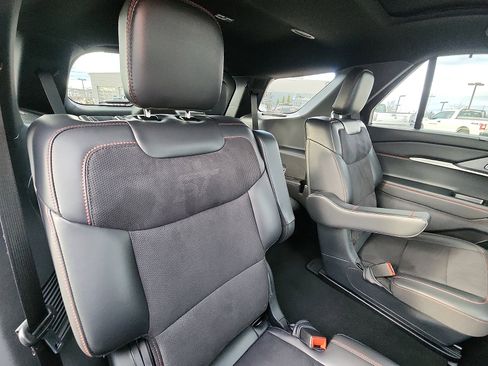 Used 2025 Ford Explorer ST image 31