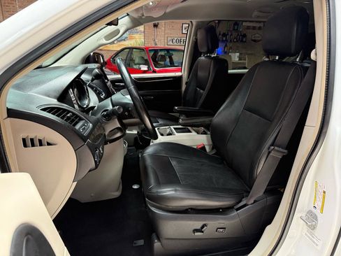 Used 2014 Chrysler Town & Country Touring FWD image 24