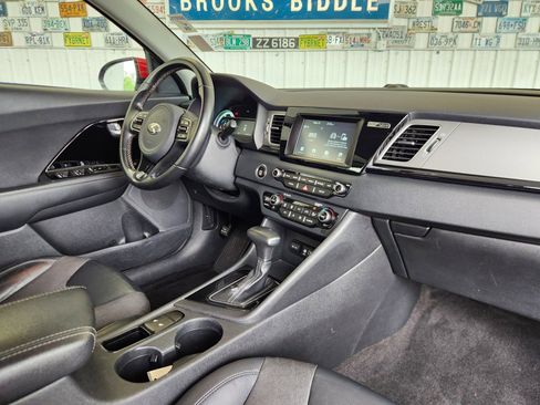 Used 2017 Kia Niro EX FWD image 2