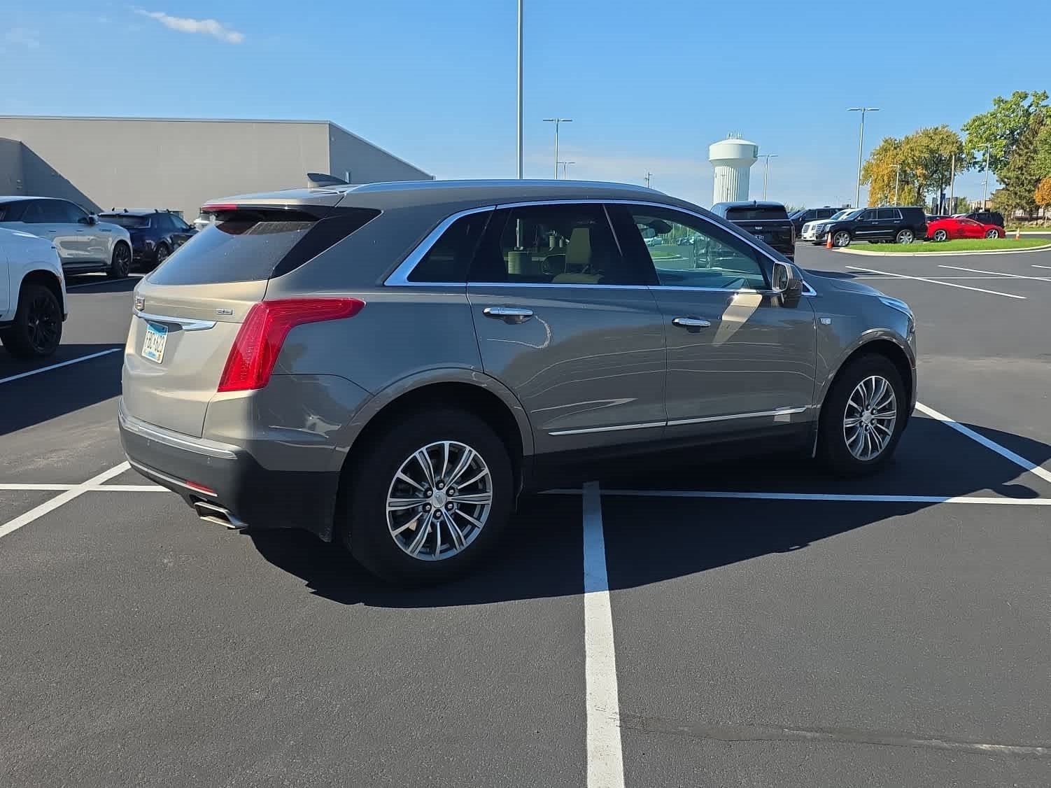 Used 2017 Cadillac XT5 Luxury w/ Driver Awareness Package AWD/4WD image 3