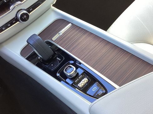 Certified 2021 Volvo XC60 T8 Inscription Expression w/ Climate Package image 26