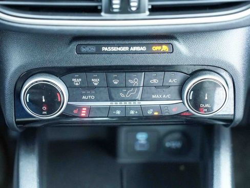 Certified 2022 Ford Escape SE w/ SE Sport Appearance Package image 35