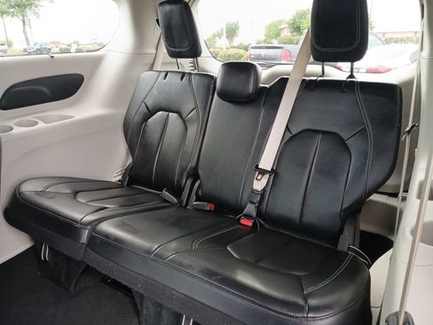 Used 2022 Chrysler Pacifica Touring-L FWD image 5