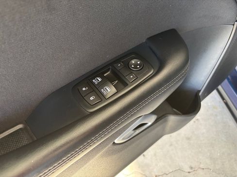 Used 2015 Dodge Challenger SXT image 9