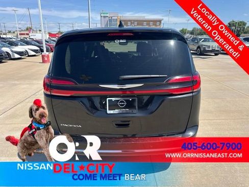 Used 2023 Chrysler Pacifica Touring-L FWD image 3