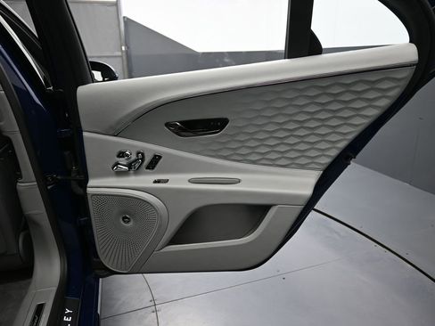 Used 2025 Bentley Flying Spur Plug-In Hybrid image 29