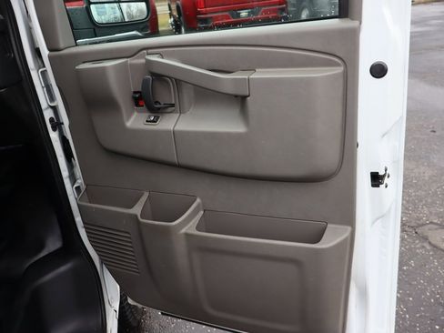 Used 2018 Chevrolet Express 2500 Extended image 21