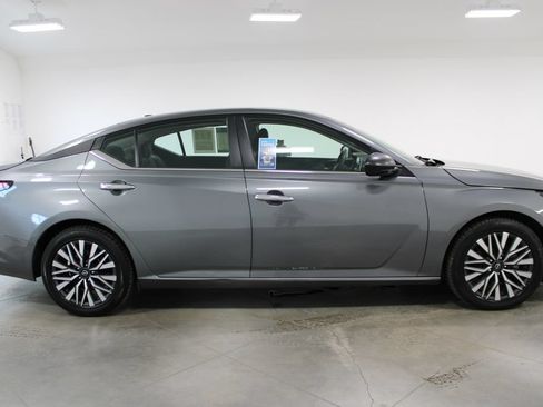 Used 2024 Nissan Altima 2.5 SV FWD image 12