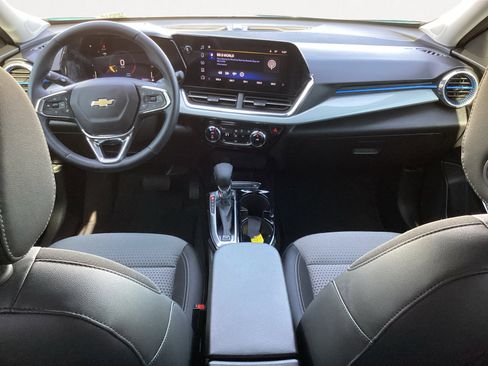 Used 2025 Chevrolet Trax LT w/ Driver Confidence Package image 4