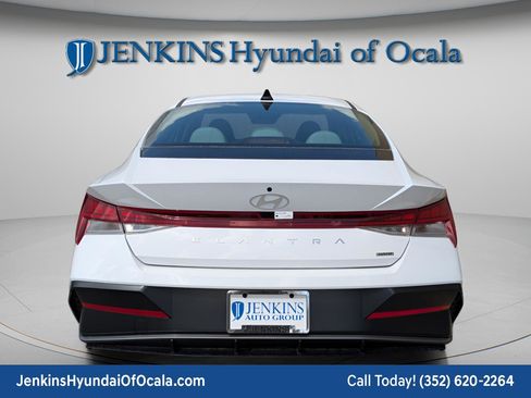 Used 2025 Hyundai Elantra Limited image 4