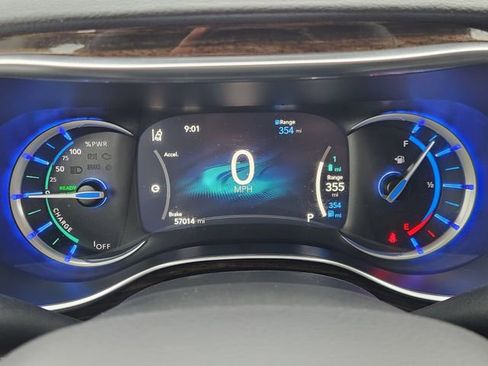 Used 2023 Chrysler Pacifica Limited FWD image 7