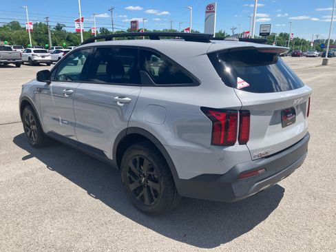Used 2023 Kia Sorento S w/ Panoramic Sunroof Package AWD/4WD image 5