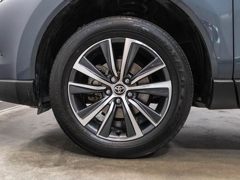 Used 2024 Toyota Venza LE AWD/4WD image 11