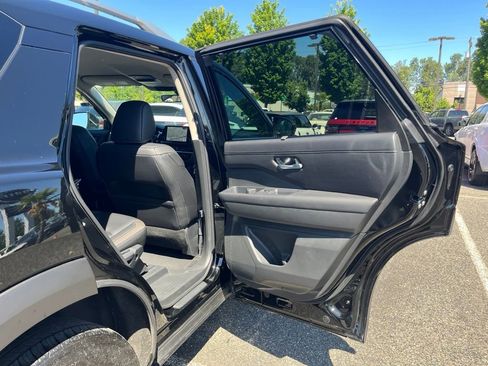 Used 2025 Nissan Pathfinder SL AWD/4WD image 17