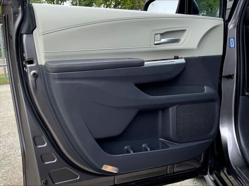 Used 2021 Toyota Sienna XLE image 21
