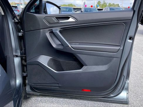 Used 2020 Volkswagen Tiguan SE image 23