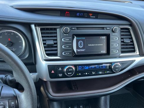 Used 2019 Toyota Highlander LE AWD/4WD image 22