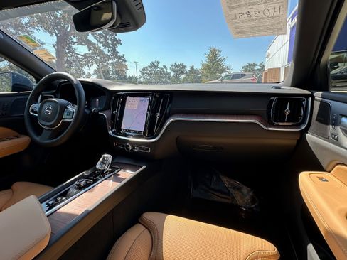 Certified 2025 Volvo V60 B5 Cross Country Ultra w/ Protection Package Premier image 13
