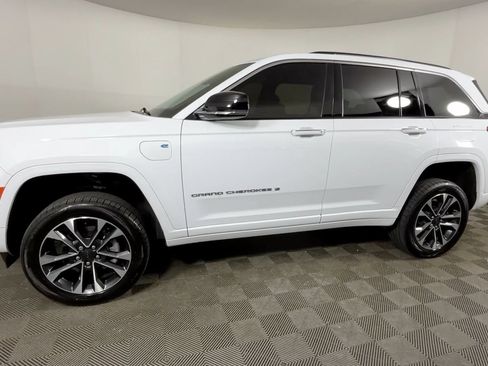 Used 2023 Jeep Grand Cherokee Overland w/ Luxury Tech Group IV AWD/4WD image 10