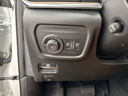 Used 2024 Jeep Grand Cherokee L Summit w/ Luxury Tech Group V AWD/4WD image 39