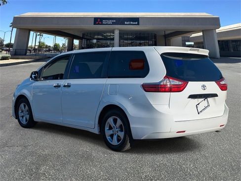 Used 2016 Toyota Sienna L image 4