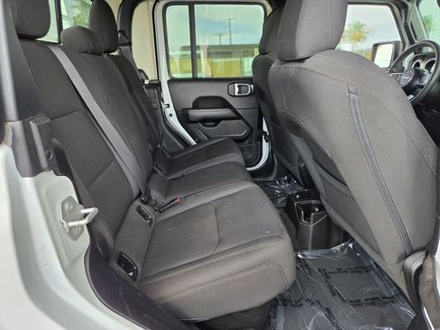 Used 2023 Jeep Gladiator Overland AWD/4WD image 18
