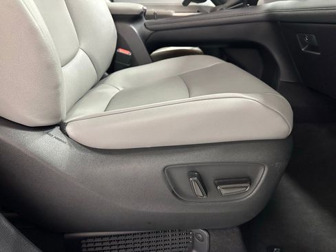 Used 2025 Toyota Sienna XLE image 63